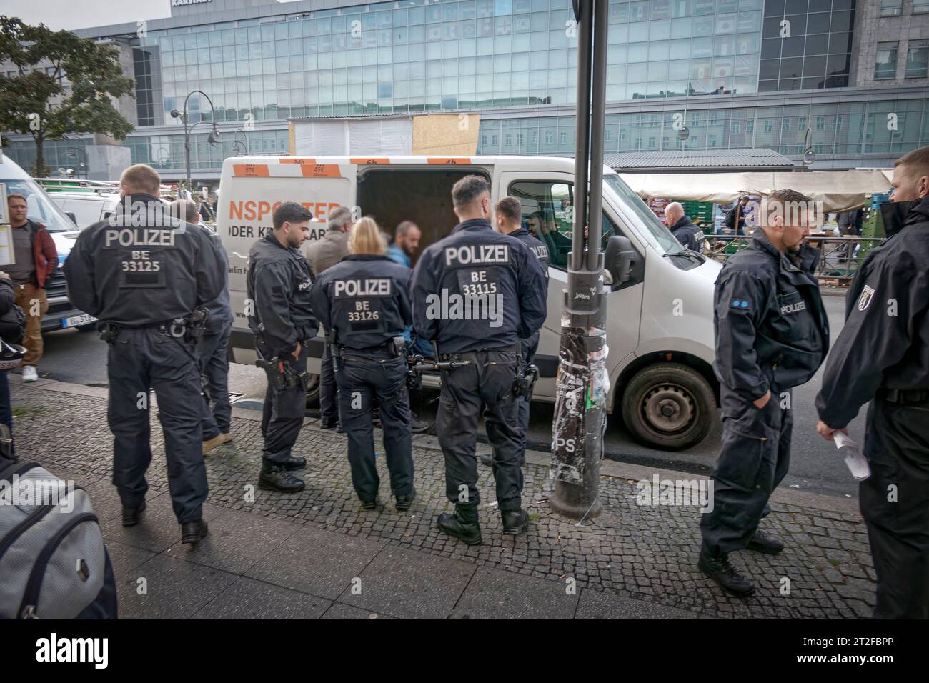 13.10.23 Grosseinsatz der Polizei am Hermannplatz in Neukölln wegen erhöhter Gefährdungslage.  Polizei kontrolliert Sympathisanten um Pro-Israel Demos Stock Photo