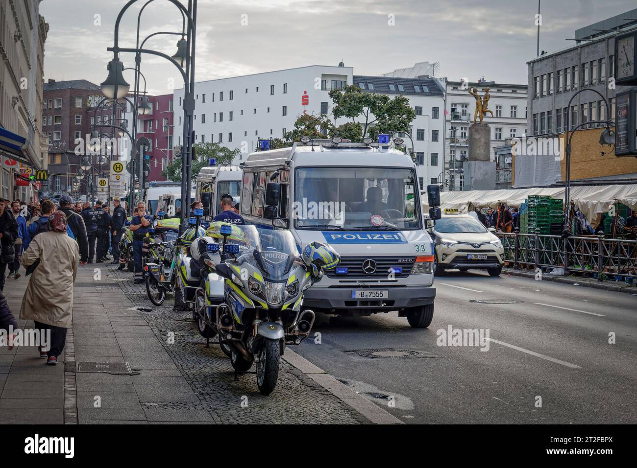 13.10.23 Grosseinsatz der Polizei am Hermannplatz in Neukölln wegen erhöhter Gefährdungslage.  Polizei kontrolliert Sympathisanten um Pro-Israel Demos Stock Photo