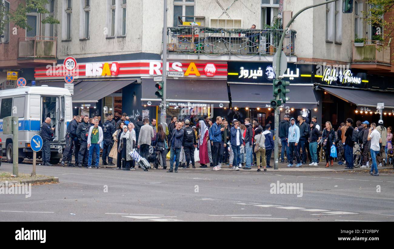 13.10.23 Araber auf der Sonnenallee Ecke Reuterstrasse versammeln sich zur Solidarität mit der islamistischen Hamas nach dem Angriff auf Israel. Poliz Stock Photo