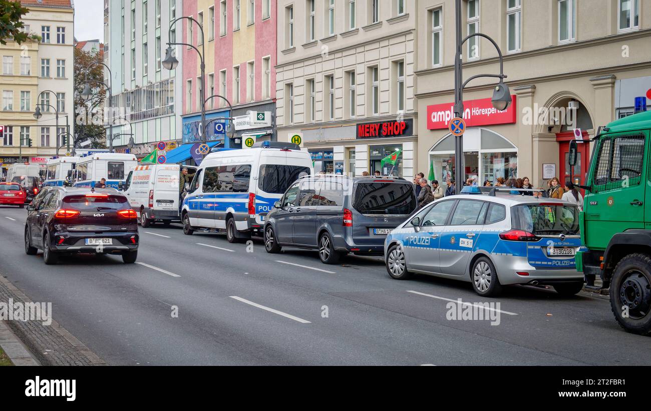 13.10.23 , Grosseinsatz der Polizei am Hermannplatz in Neukölln wegen erhöhter Gefährdungslage .Die Berliner Polizei ist mit einem massiven Polizeikrä Stock Photo