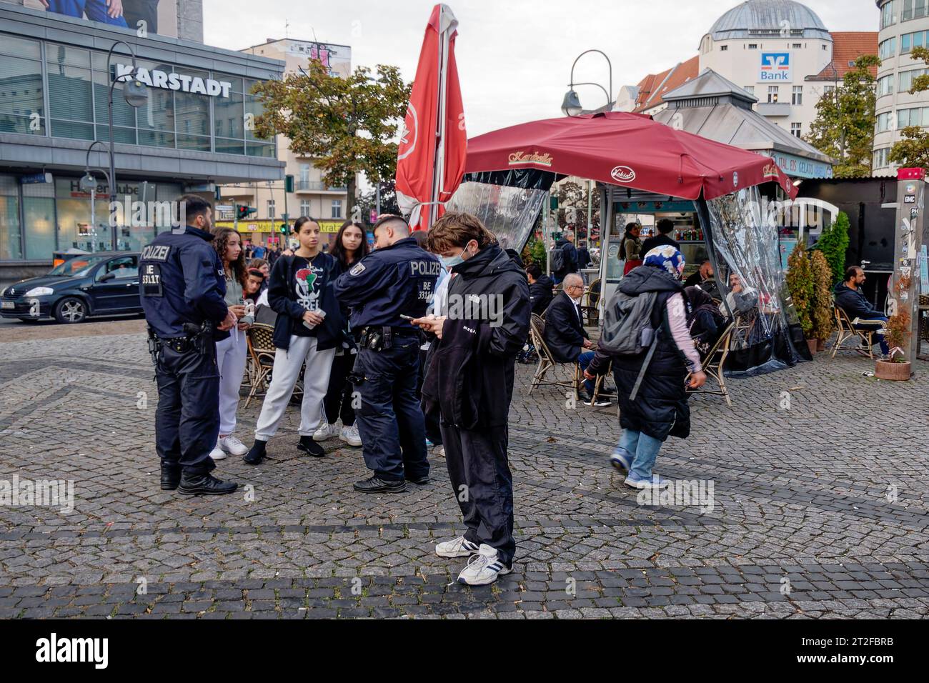 13.10.23 Grosseinsatz der Polizei am Hermannplatz in Neukölln wegen erhöhter Gefährdungslage .  Berlin-Neukoelln , news, Aktuelles, Stock Photo
