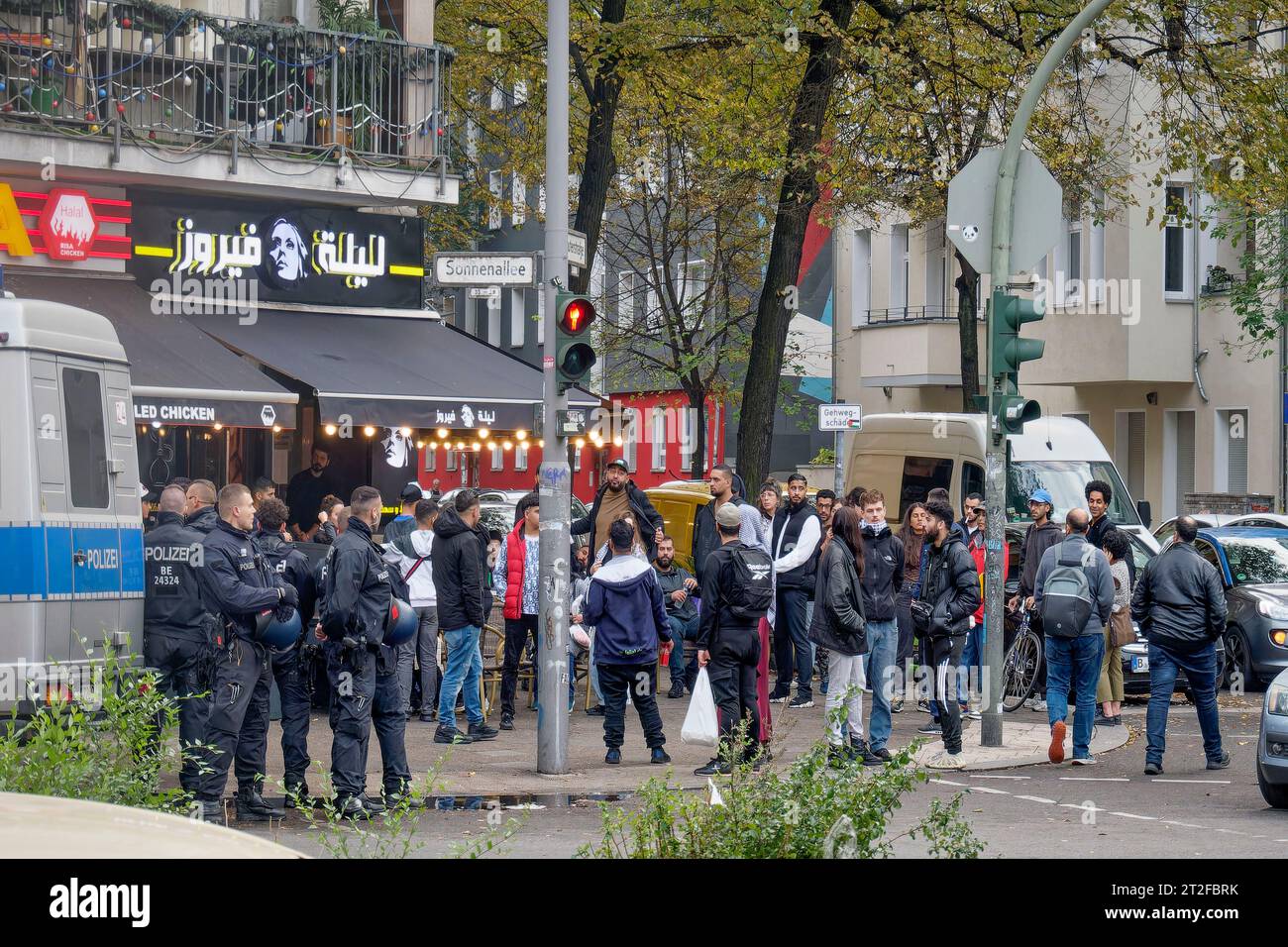 13.10.23 Araber auf der Sonnenallee Ecke Reuterstrasse versammeln sich zur Solidarität mit der islamistischen Hamas nach dem Angriff auf Israel. Poliz Stock Photo