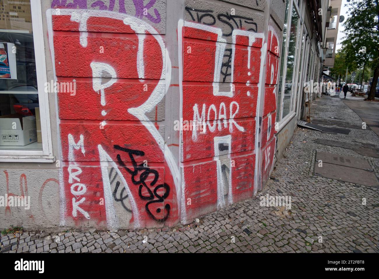 Graffiti am Brennpunkt der Krawalle in Neukölln,  News, Karl-Marx-Strasse, Nord-Neukölln, Aktuelles, Israel-Hass, Hetz-Plakate, Berlin-Neukölln Stock Photo