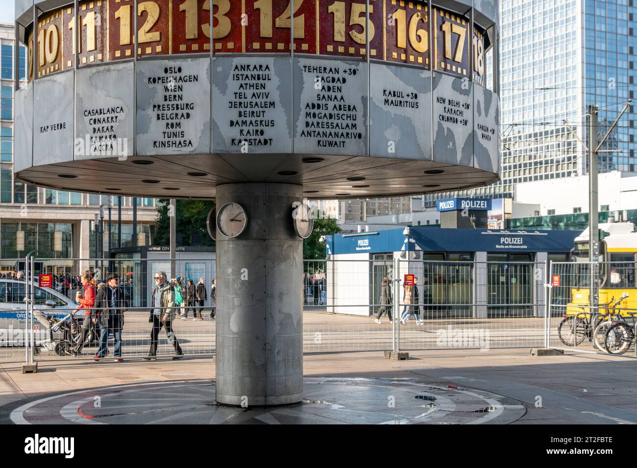 Weltzeituhr am Alexanderplatz nach Reinigung durch Spezialfirma .Die Klimaaktivisten der letzten Generation hatten eine Farbattacke auf das bekannte W Stock Photo