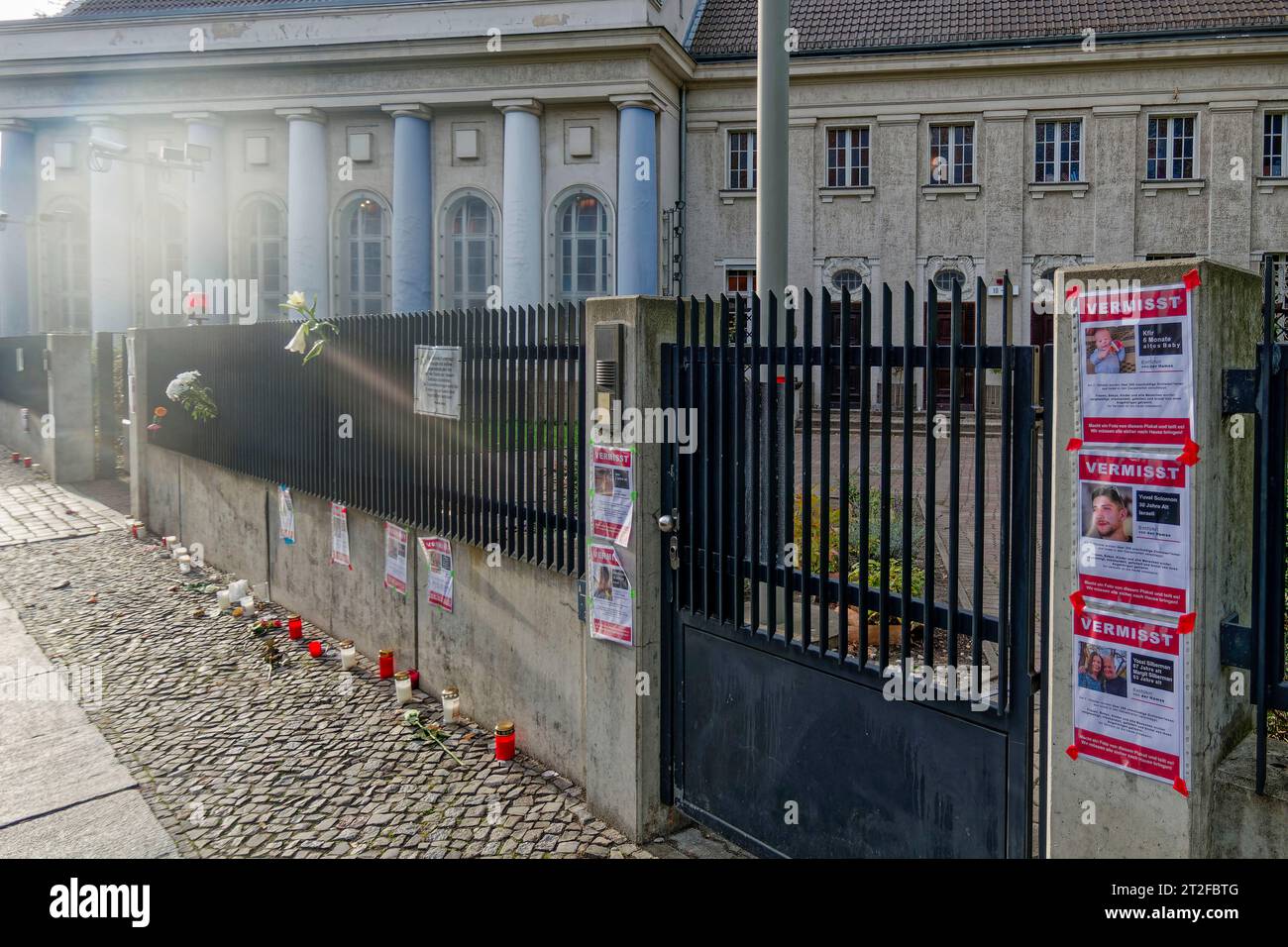 Vermisstensuche durch Hamas verschleppter Geiseln vor jüdischer Synagoge Fraenkelufer, Suchplakate, Berlin-Kreuzberg, Stock Photo