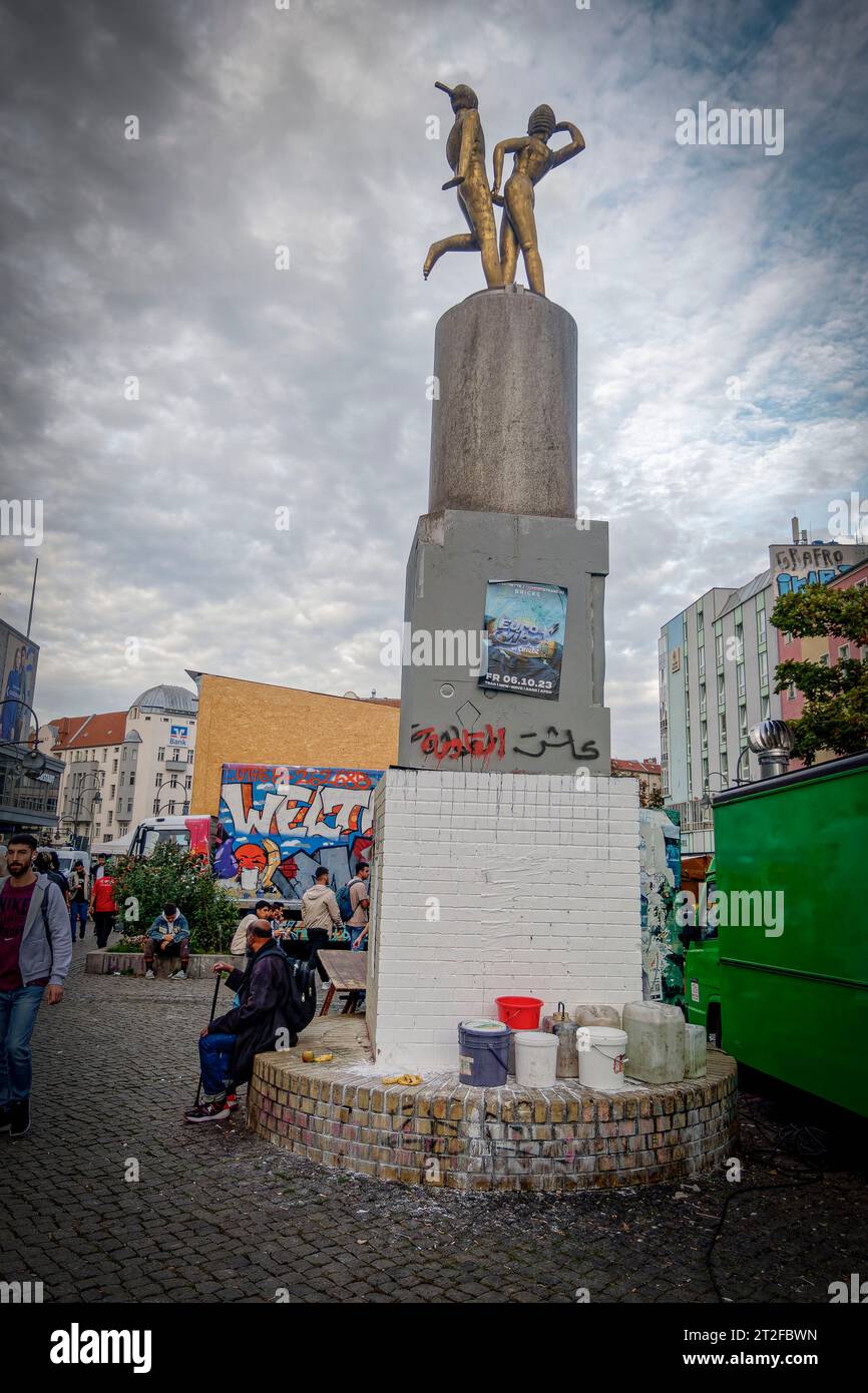 13.10.23 Statue am Hermannplatz. Verbotene Symbole der Plästineser wurden übermalt. Berlin-Neukoelln , news, Aktuelles, Stock Photo