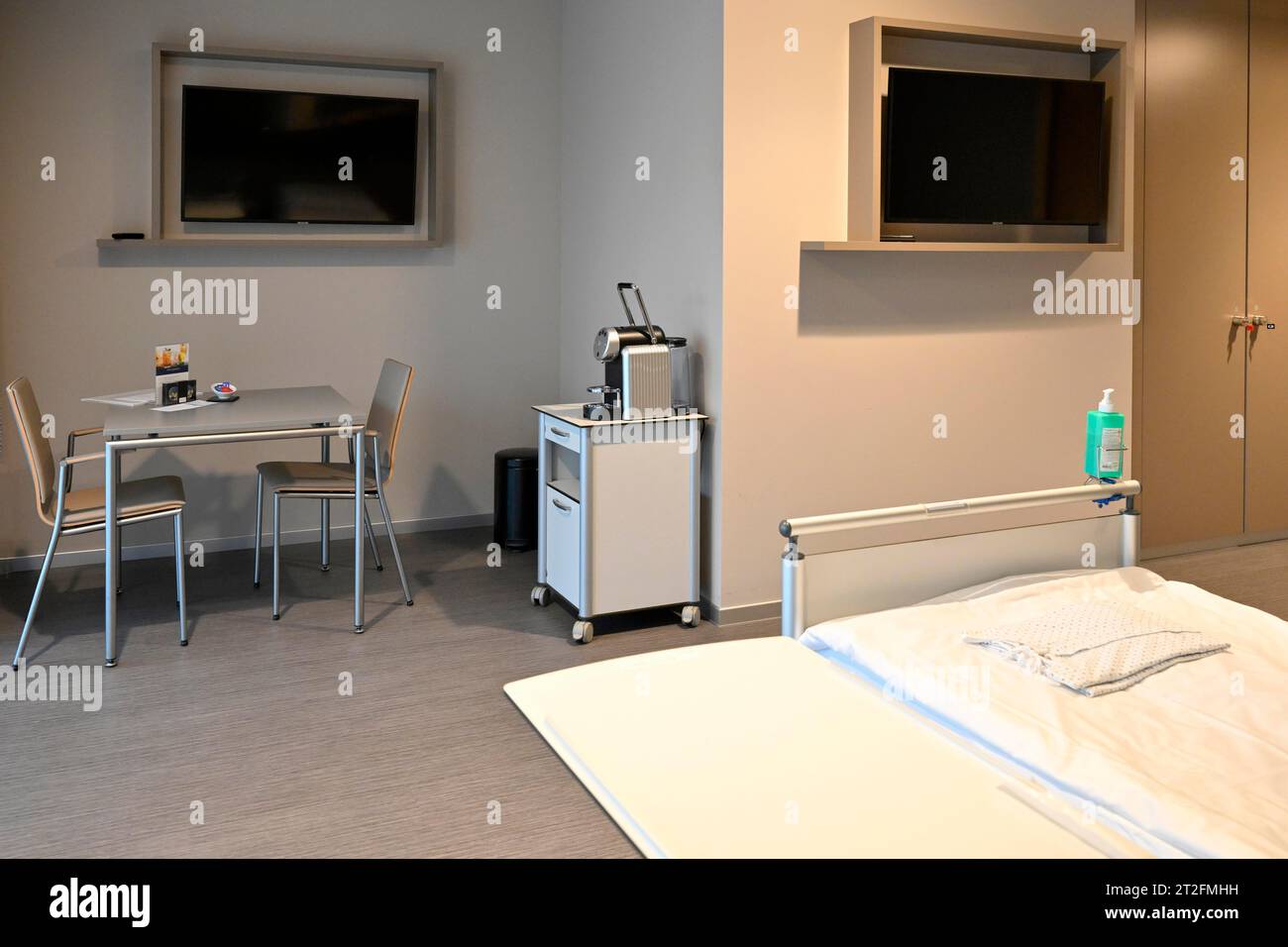 Private room hospital bed Stock Photo Alamy