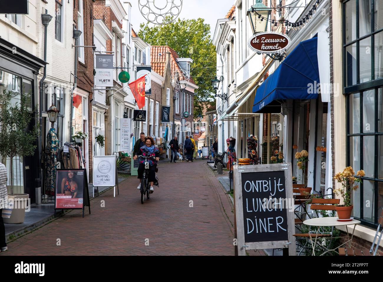 shops and restaurants on Melkmarkt street in Zierikzee on the island Schouwen-Duiveland, Zeeland, Netherlands. Geschaefte und Restaurants in der Stras Stock Photo