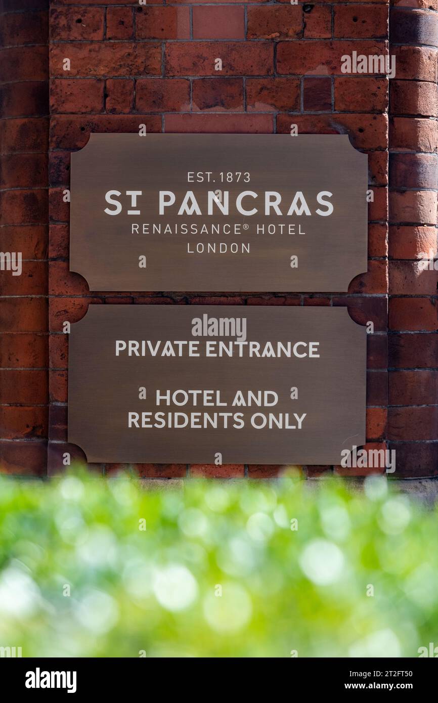 St Pancras Renaissance London Hotel sign with hedge Stock Photo Alamy