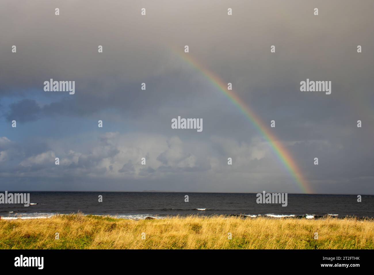 Hermosa vista del océano atlántico con arco iris en Alnes, pintoresco pueblo en la isla Godoy, Noruega Stock Photo