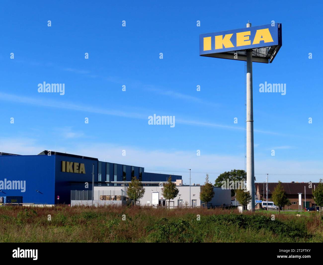 Blick auf das beeindruckende IKEA Logo auf einem Hochmast, welches weithin sichtbar ist IKEA Logo auf Mast *** View of the impressive IKEA logo on a high mast, which is visible from afar IKEA logo on mast Stock Photo