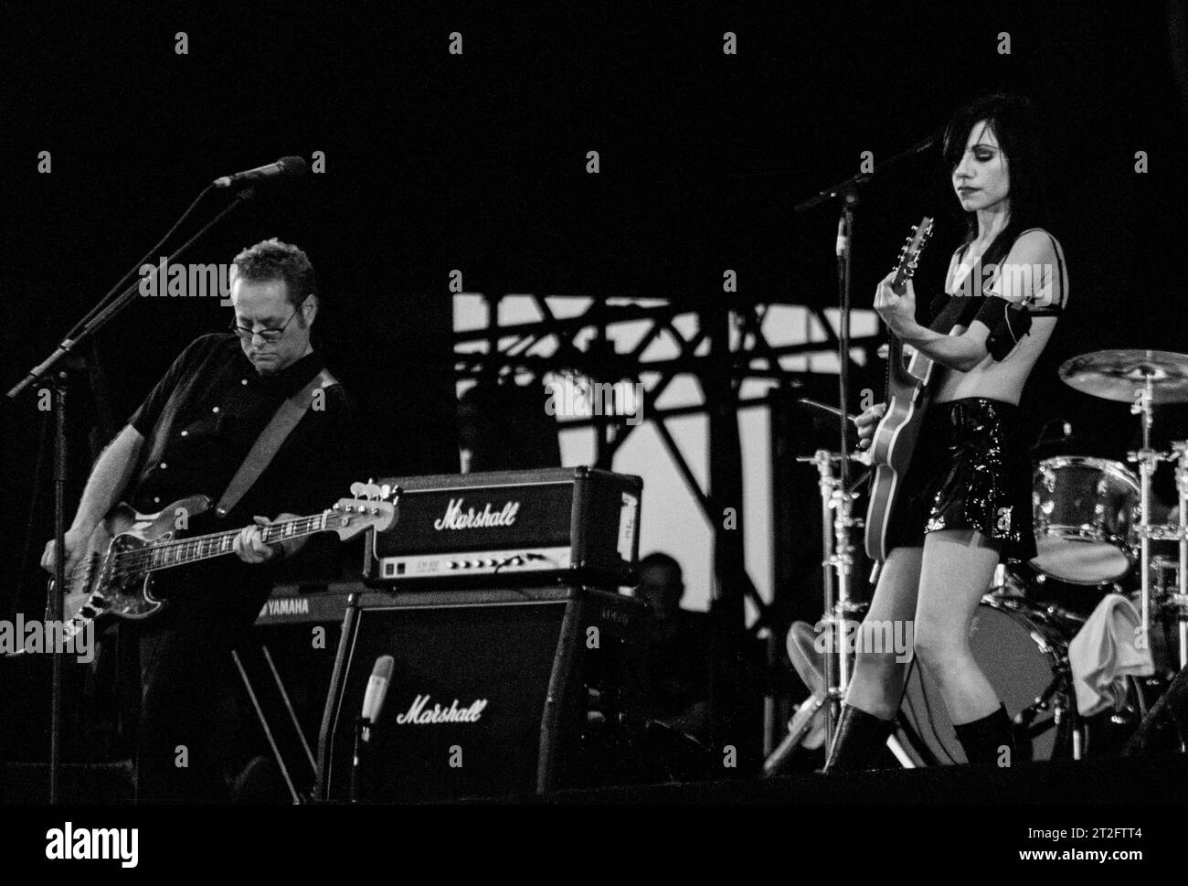 PJ HARVEY, READING FESTIVAL, 2001: PJ Harvey plays the Main Stage at Reading Festival, England, UK, August 24 2001. Photo: ROB WATKINS.   INFO: PJ Harvey is an acclaimed British singer-songwriter and musician known for her distinctive voice and eclectic style. With multiple awards, including the Mercury Prize, her influential work spans rock, punk, and alternative genres, making her a pivotal figure in contemporary music. Stock Photo
