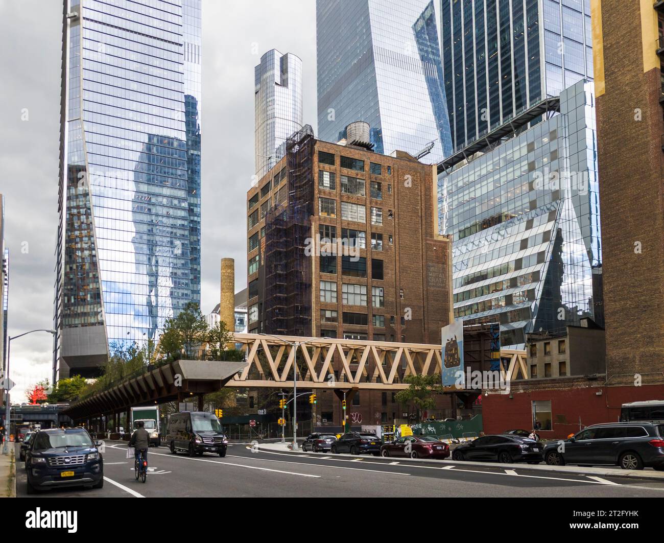 The High Line-Moynihan Connector in the Hudson Yards neighborhood on Tuesday, October 17, 2023. The timber bridge and the accompanying woodland bridge connect the High Line extension to Brookfield’s Manhattan West plaza enabling an almost traffic free walk to the Moynihan Train Hall. (© Richard B. Levine) Stock Photo