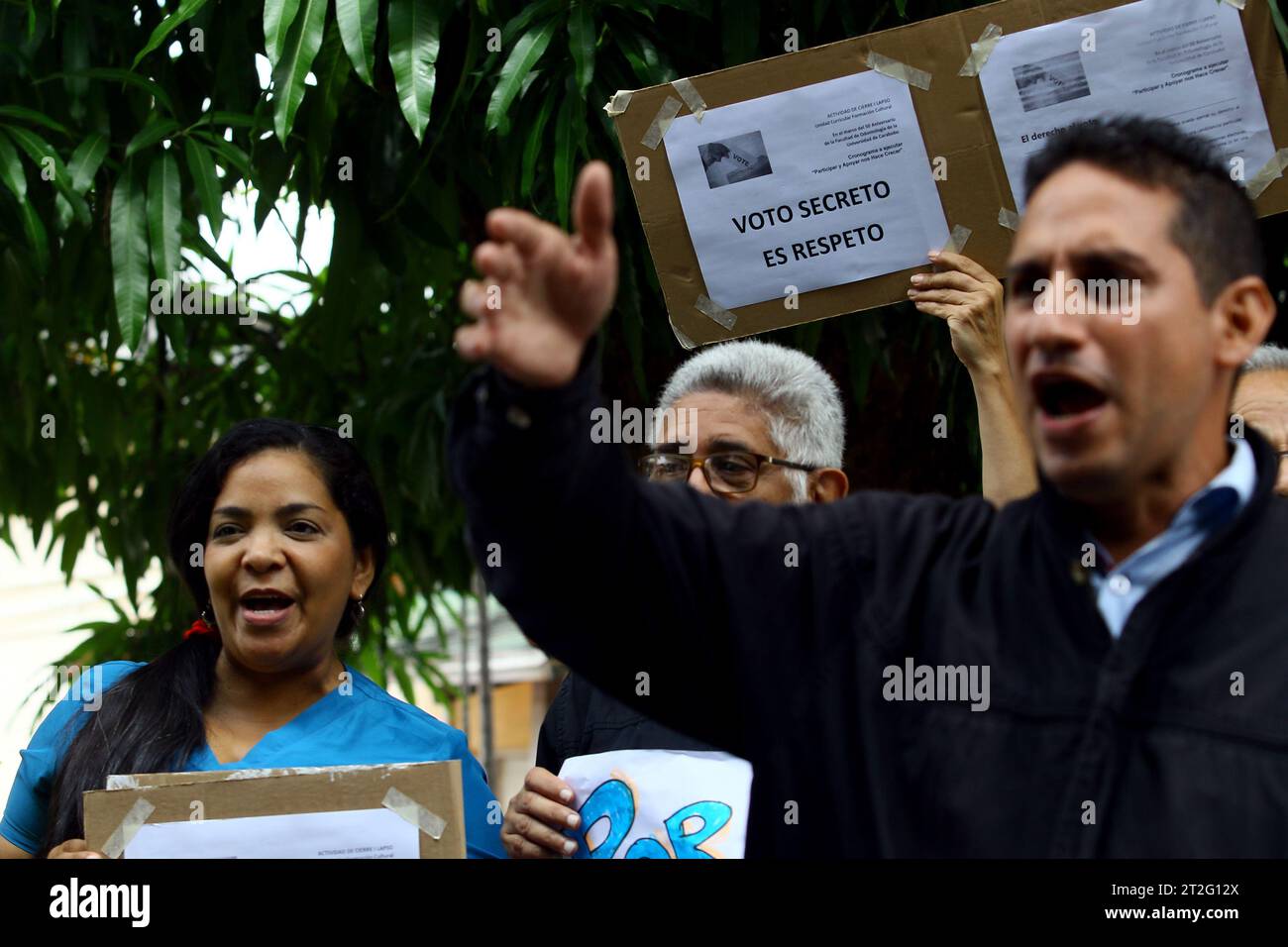 October 19, 2023: October 19, 2023. Julio Garcia (R), candidate for president of the Carabobo University Professors Association, FAPUC, denounces the suspension by the Supreme Court of Justice, TSJ, of the elections scheduled for today, Thursday, October 19, 2023. Photo: Juan Carlos Hernandez (Credit Image: © Juan Carlos Hernandez/ZUMA Press Wire) EDITORIAL USAGE ONLY! Not for Commercial USAGE! Stock Photo
