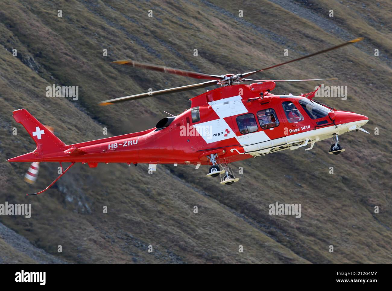 Ein Helikopter der REGA Swiss Air-Rescue vom Typ AugustaWestland ...