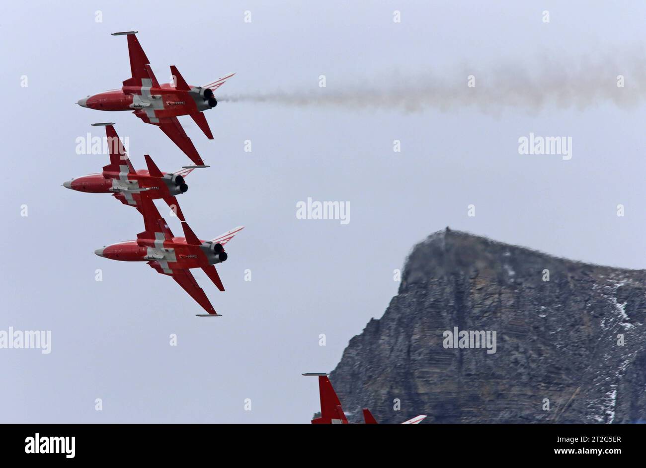 Die Kunstflugstaffel der Schweizer Luftwaffe Patrouille Suisse bei ihrer Vorführung auf der