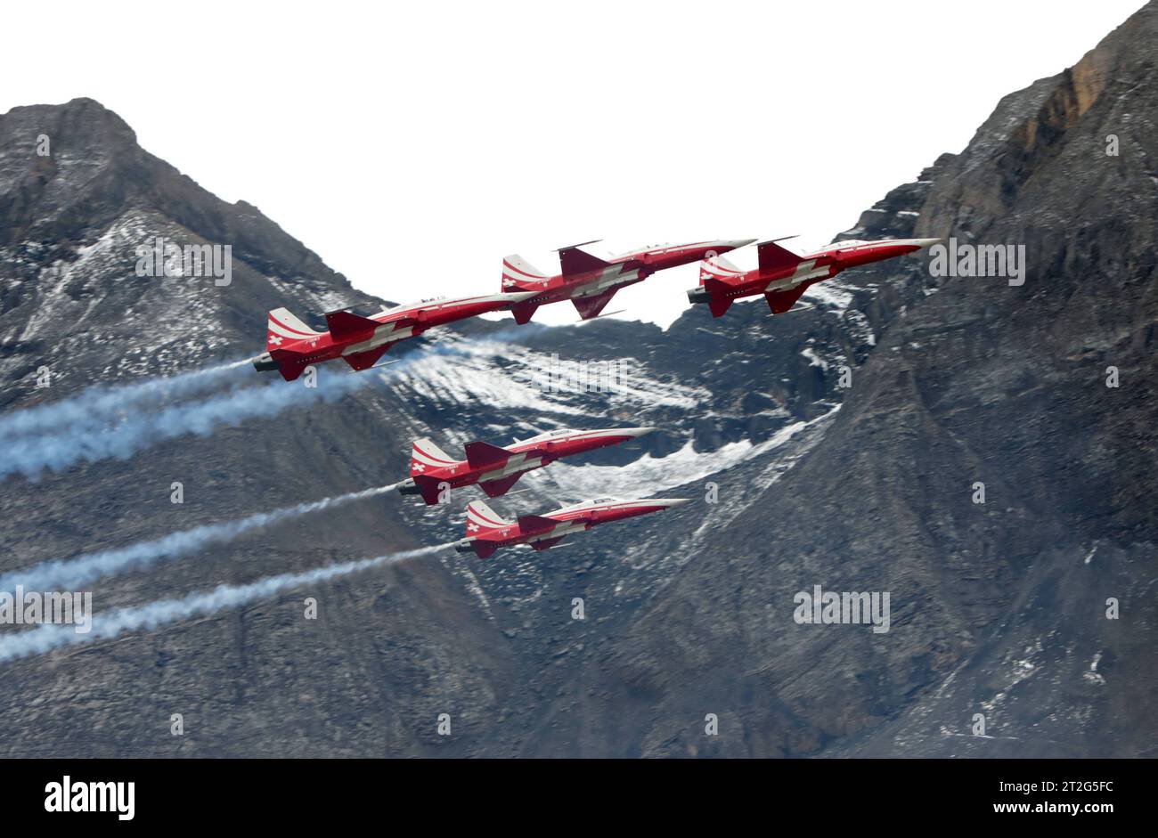 Die Kunstflugstaffel der Schweizer Luftwaffe Patrouille Suisse bei ihrer Vorführung auf der