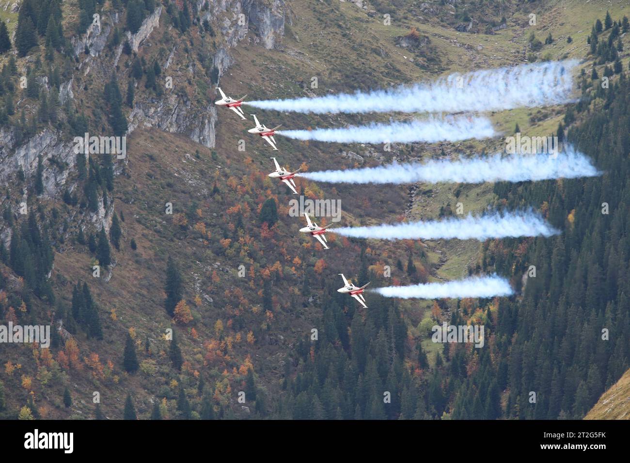 Die Kunstflugstaffel der Schweizer Luftwaffe Patrouille Suisse bei ihrer Vorführung auf der Axalp 2023. Flugvorführungen der Schweizer Luftwaffe auf dem Fliegerschiessplatz Axalp-Ebenfluh am 18. Oktober 2023. Axalp ob Brienz Kanton Bern Schweiz *** The aerobatic squadron of the Swiss Air Force Patrouille Suisse during their demonstration at Axalp 2023 Flight demonstrations of the Swiss Air Force at the air force firing range Axalp Ebenfluh on 18 October 2023 Axalp ob Brienz Canton Bern Switzerland Credit: Imago/Alamy Live News Stock Photo