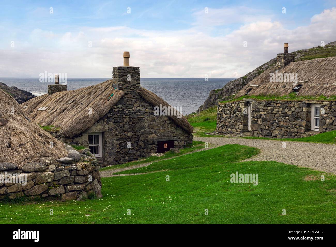 Gearrannan Blackhouse Village is a restored blackhouse village on the Isle of Lewis, Scotland, offering a glimpse into the traditional Hebridean way o Stock Photo