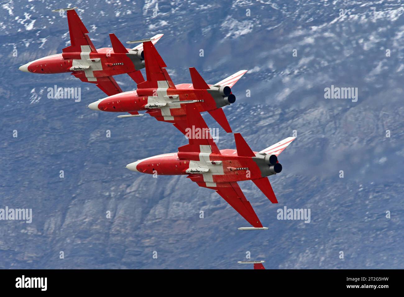 Die Kunstflugstaffel der Schweizer Luftwaffe Patrouille Suisse bei ihrer Vorführung auf der