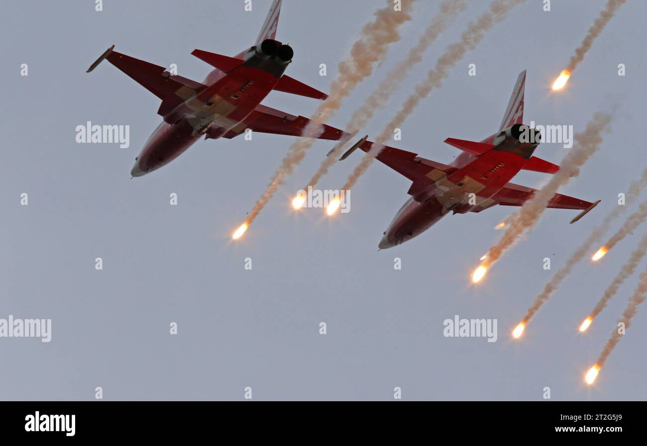Die Kunstflugstaffel der Schweizer Luftwaffe Patrouille Suisse bei ihrer Vorführung unter