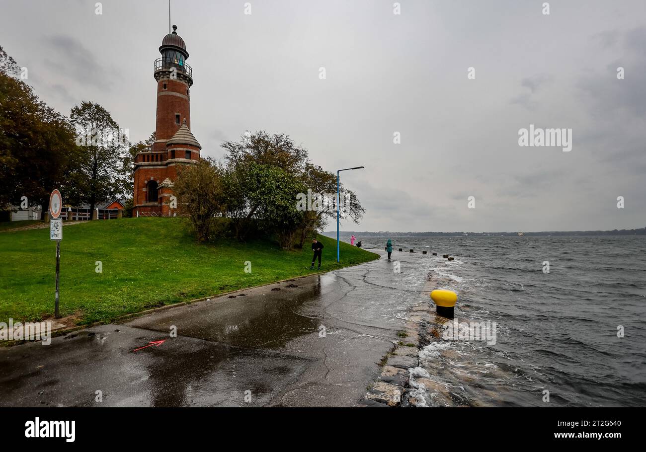 Kiel, Germany. 19th Oct, 2023. Baltic Sea waves wash over a road at the lighthouse in Kiel-Holtenau. According to the forecast of the Federal Maritime and Hydrographic Agency, a severe storm surge is expected on the Baltic Sea coast in the Bay of Kiel and Lübeck. Credit: Axel Heimken/dpa/Alamy Live News Stock Photo