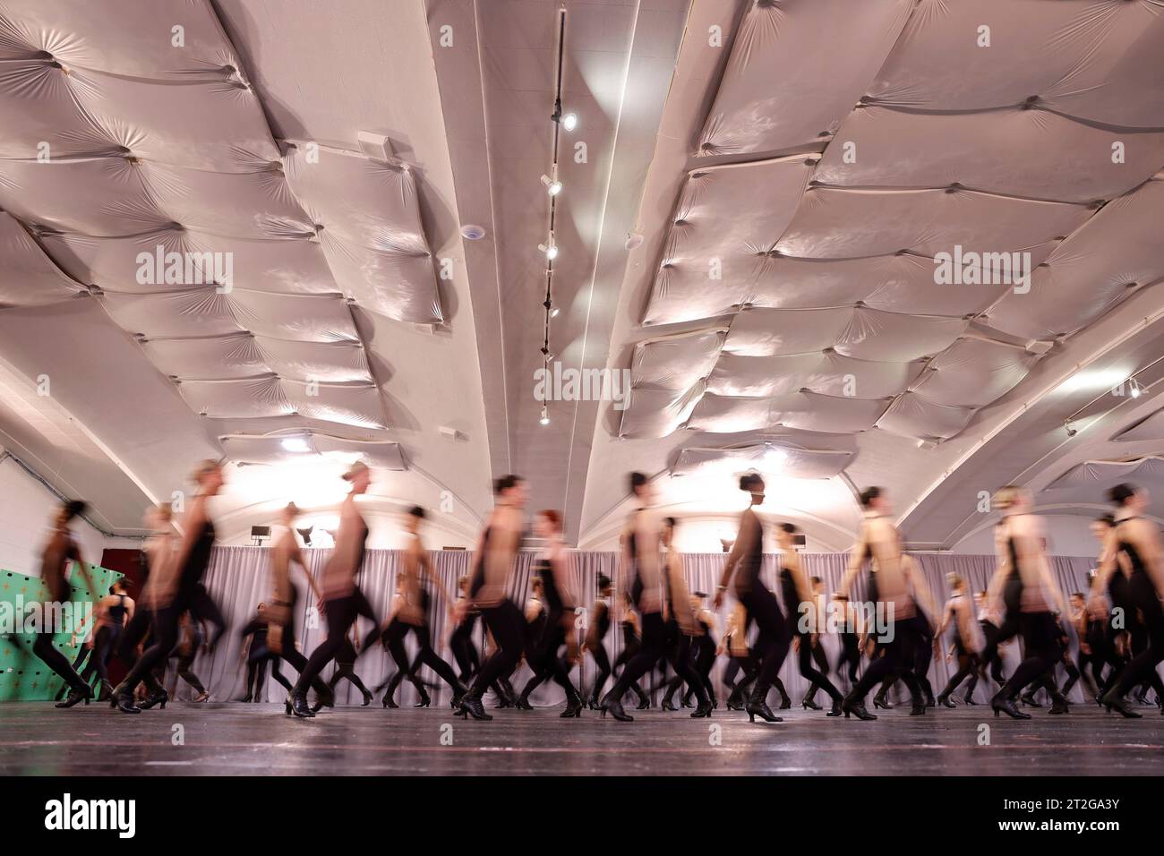 Meet the Italian teen with one leg and no hands finding freedom in  acrobatic pole dancing | Reuters, image size:1300x956