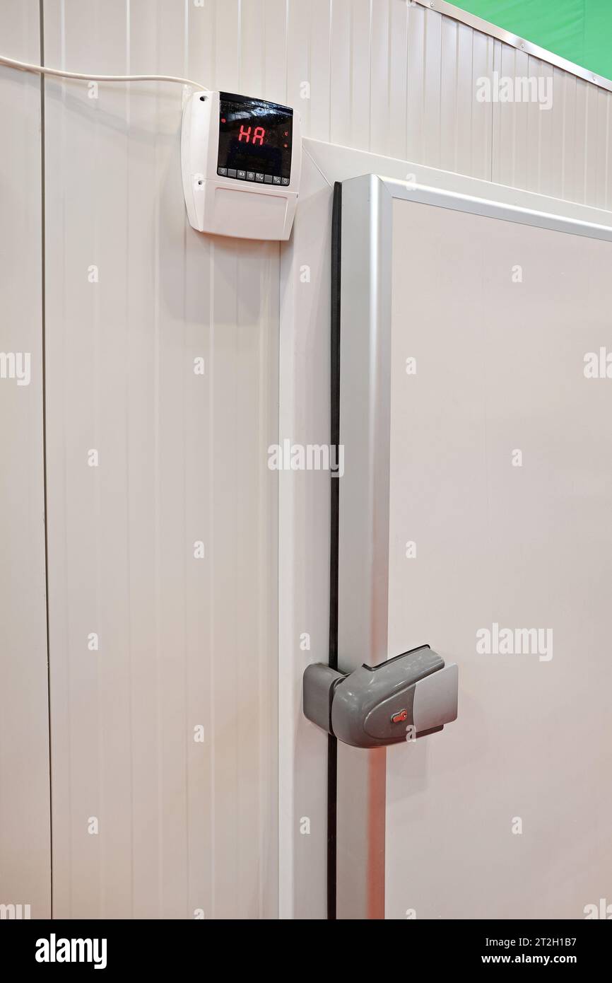 Person Trying To Open Locked Fridge Stock Photo - Download Image Now -  Refrigerator, Lock, Padlock - iStock