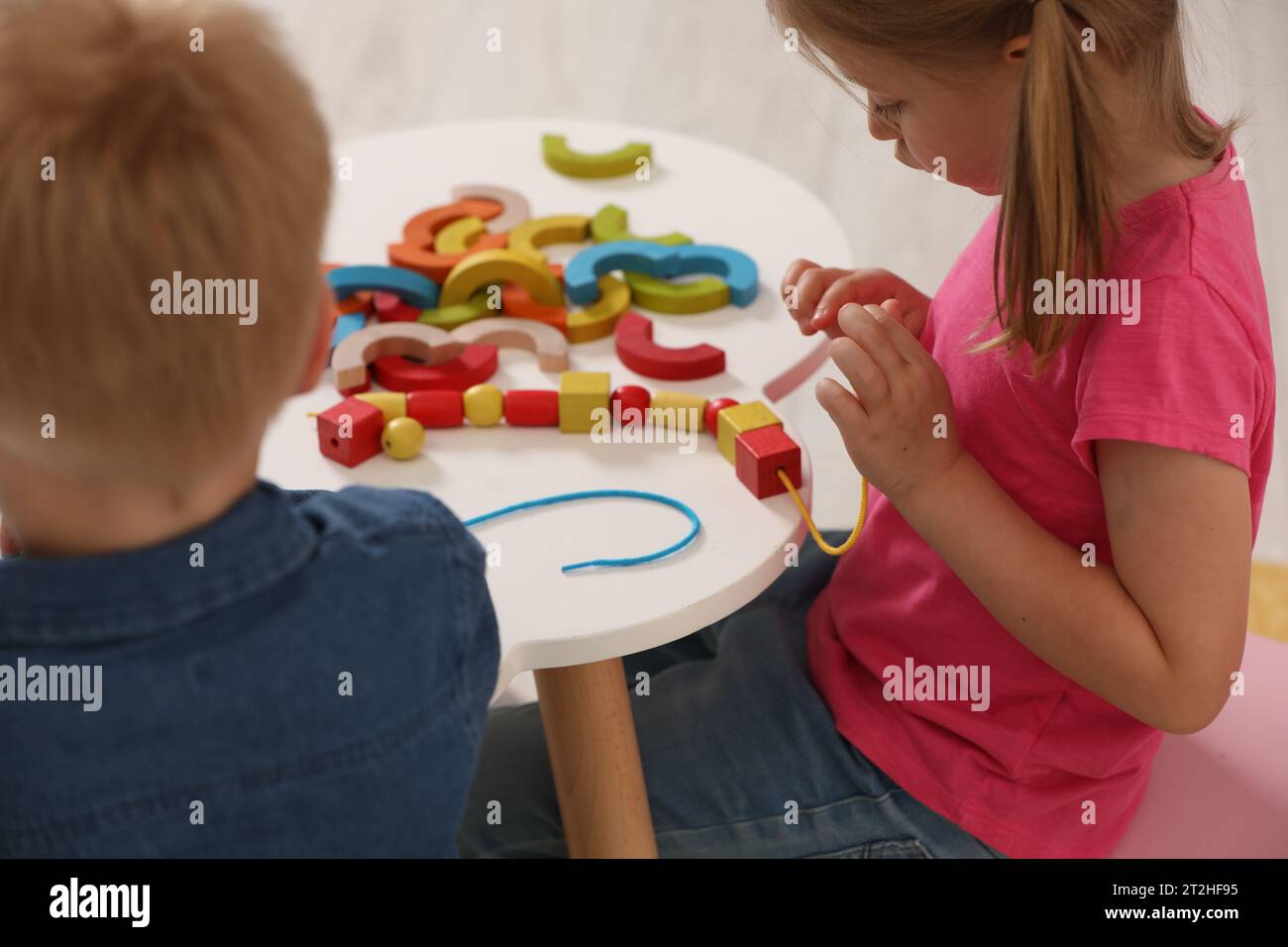 A Escola Com Grande Plástico Escava Um Túnel O Jogo Para Crianças Em Idade  Pré-escolar Foto de Stock - Imagem de playtime, kindergarten: 82542640