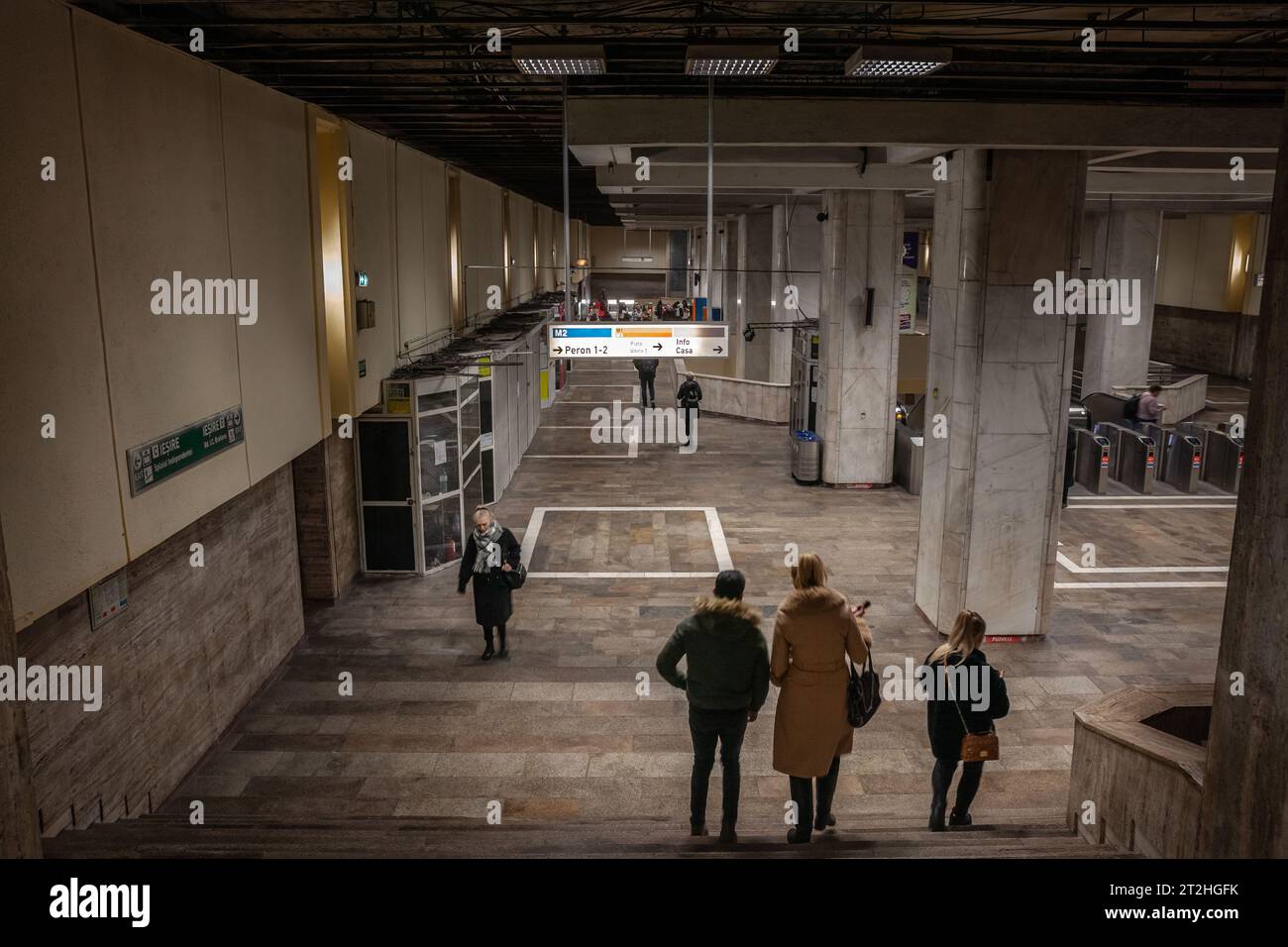 Picture of people going down the stairs of Piata Unirii metro station