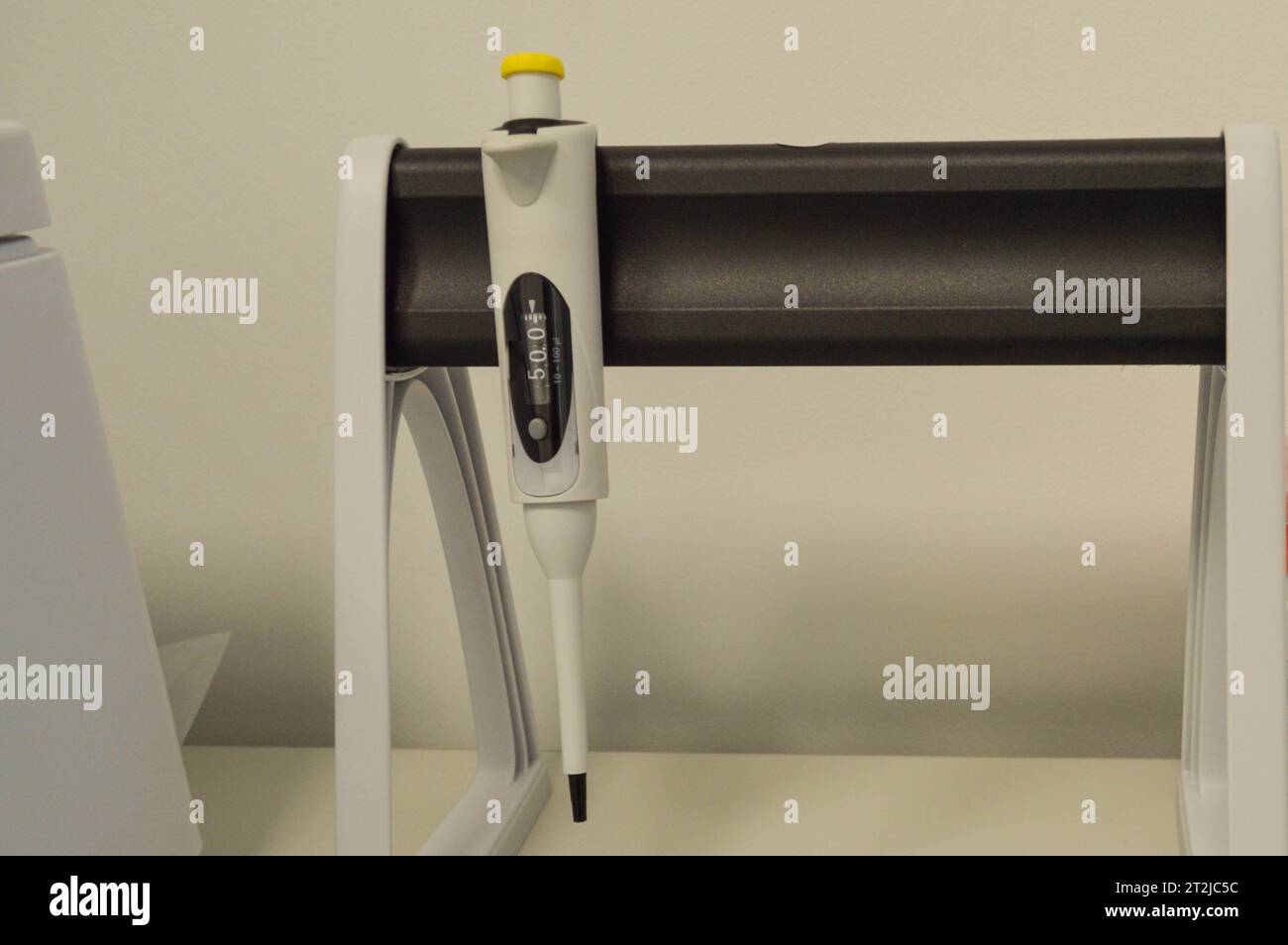 pipette dispenser for laboratory diagnostics. singlechannel pipette