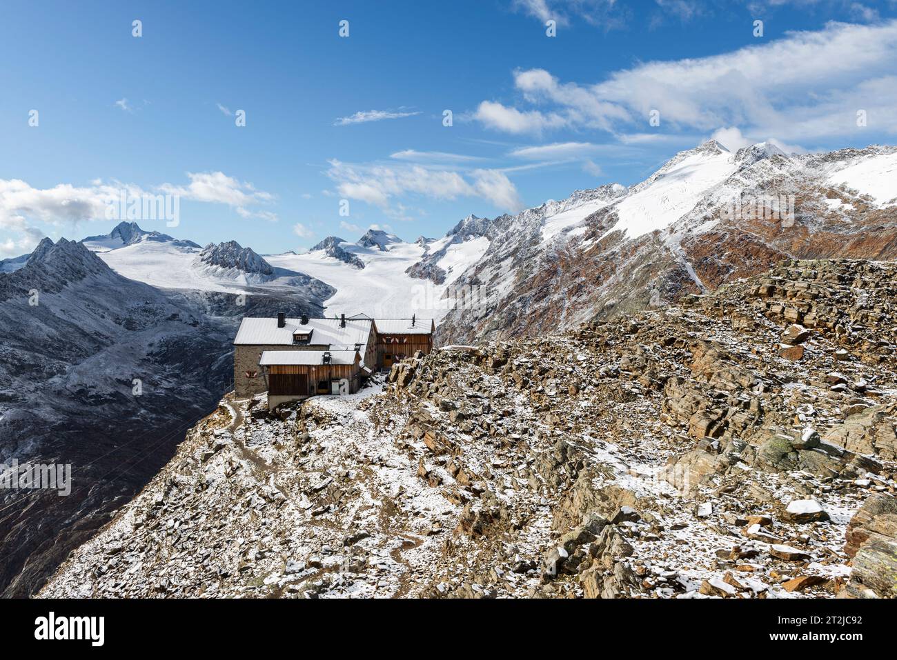 Group of mountaineers setting off from the  Ramolhaus mountain hut to the Ramoljoch in front of the freshly snow-covered mountains of the Oetztal Alps Stock Photo