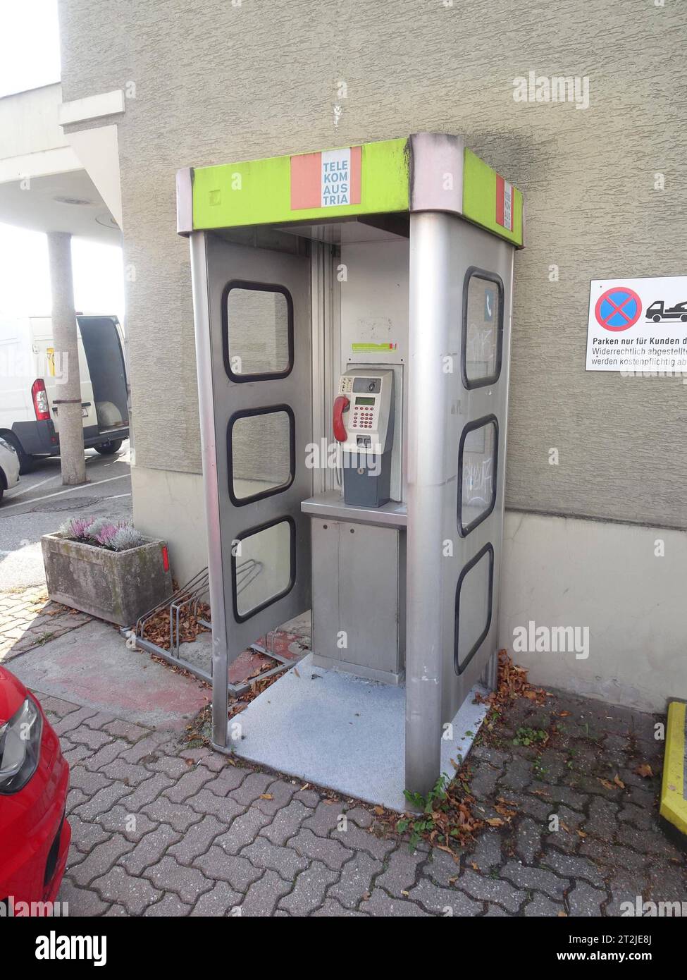 17.10.2023, Handenberg, AUT, Unterwegs in Oberösterreich, Themenbild, Verschiedene Themenbilder, Symbolbild, im Bild Telefon, Telefonzelle, Telekom, A1, Telefonhörer, telefonieren, Münztelefon, *** 17 10 2023, Handenberg, AUT, On the road in Upper Austria, theme image, various theme images, symbol image, in the picture phone, phone booth, telecom, A1, telephone receiver, make a call, pay phone, Stock Photo