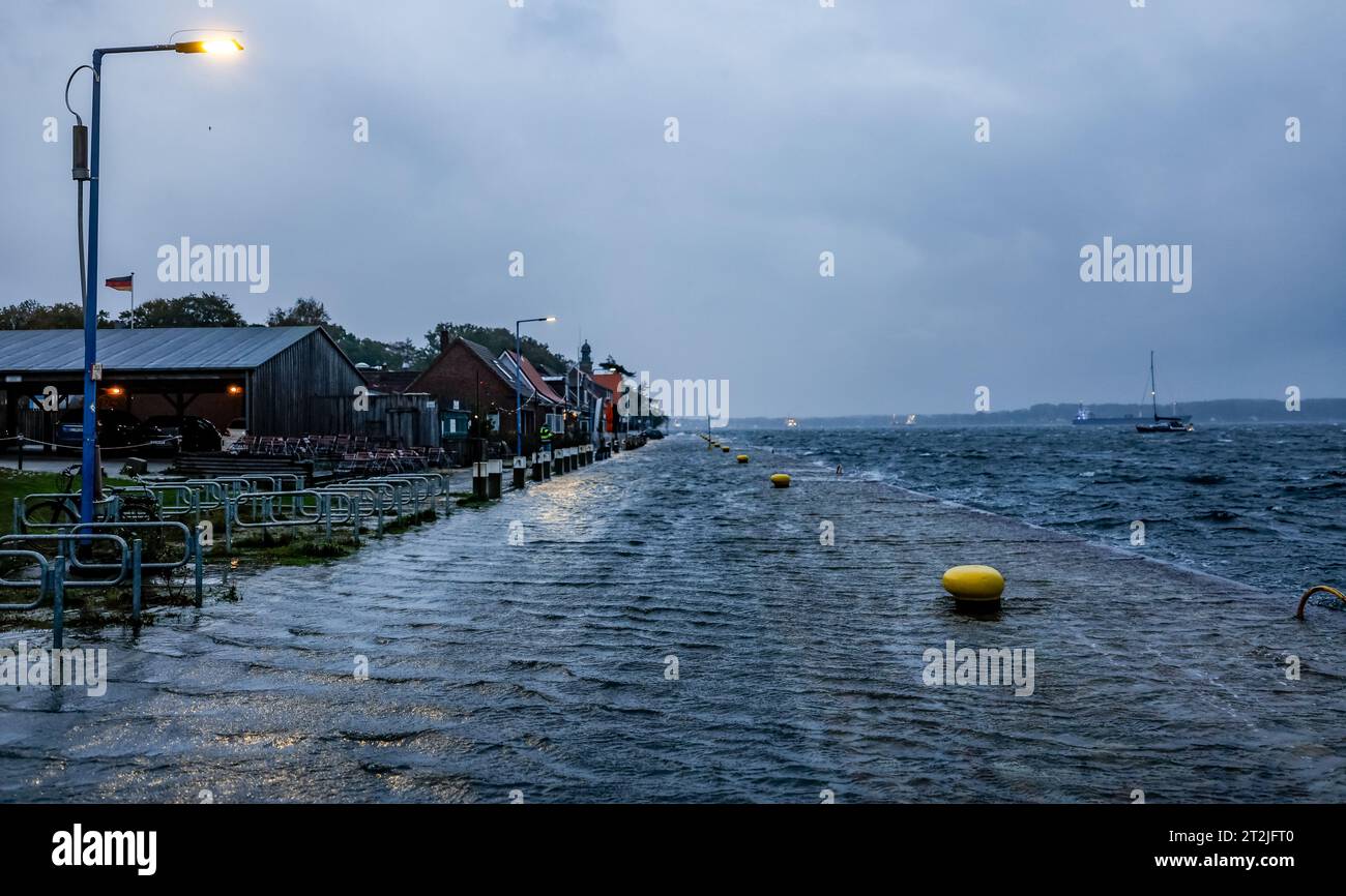 Kiel, Germany. 20th Oct, 2023. The street in front of the cafes and