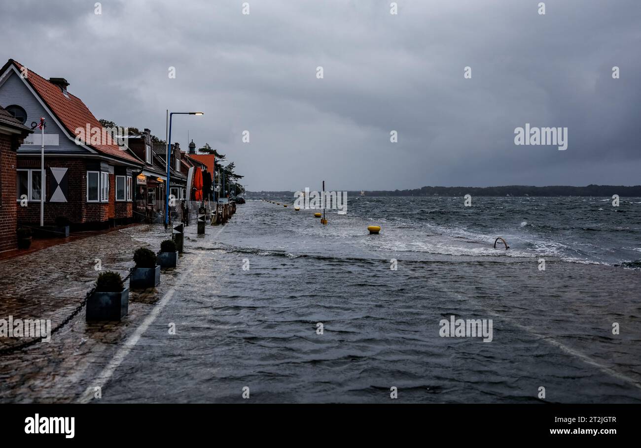 Kiel, Germany. 20th Oct, 2023. The street in front of the cafes and
