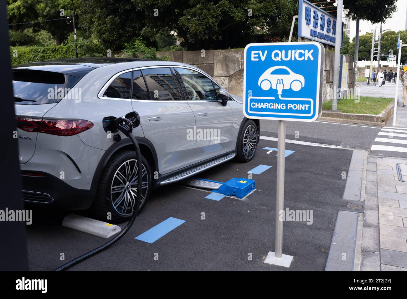 Tokyo, Japan. 14th Oct, 2023. An electric Mercedes 4matic crossover SUV parked in a EV quick charging station near Meiji Jingu. The Japanese auto manufacturing industry has been slow to electric vehicle adoption, opting to instead work on the development of hydrogen fuel cell technology for sustainability. (Credit Image: © Taidgh Barron/ZUMA Press Wire) EDITORIAL USAGE ONLY! Not for Commercial USAGE! Stock Photo
