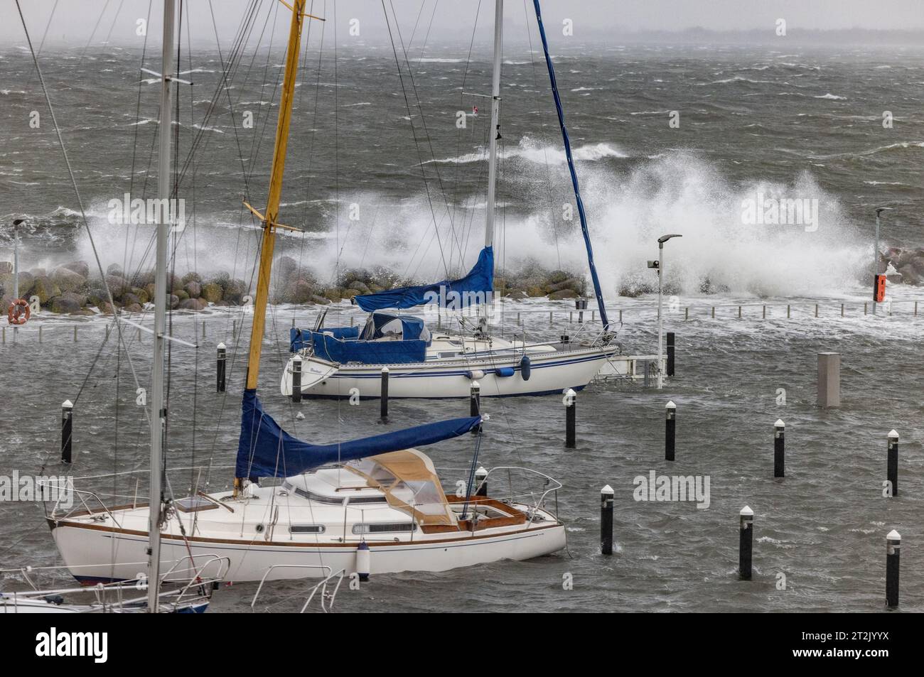 Kiel, Germany. 20th Oct, 2023. Meterhigh waves break at the port