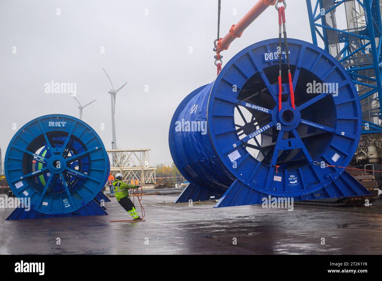 Magdeburg, Germany. 20th Oct, 2023. A worker uses a rope to secure a