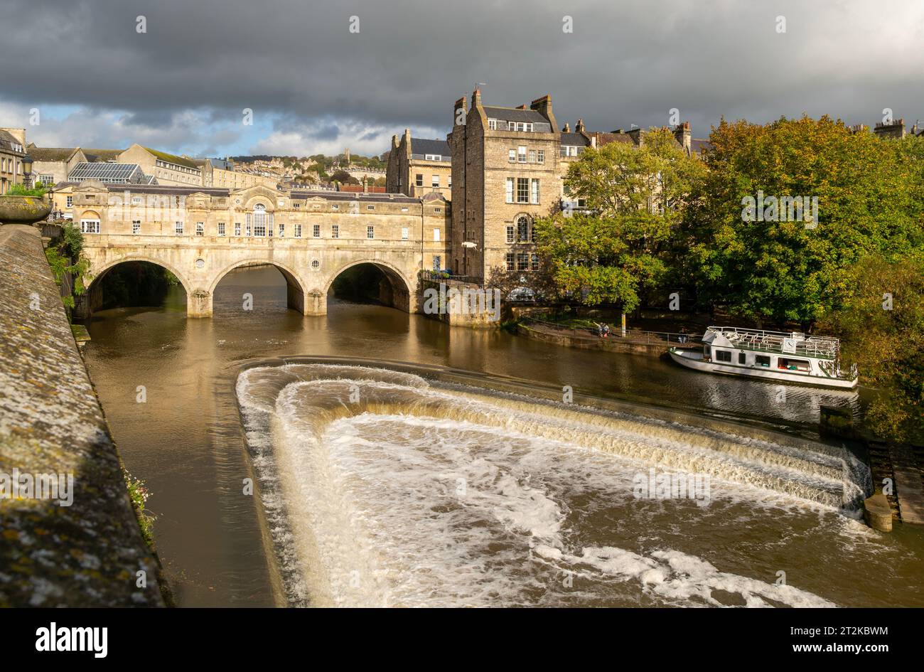 Pulteney Bridge, River Avon, Bath, North east Somerset, England, UK