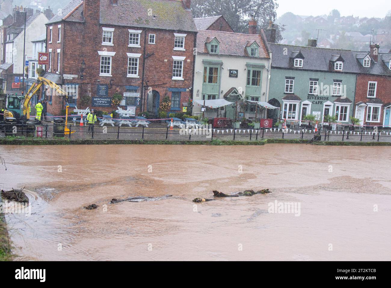 Bewdley, UK. 20th October, 2023. UK weather: Storm Babet causing severe flooding across the Midlands. The River Severn in Bewdley is close to flooding as Environment Agency workers speedily set to work installing the flood defences. Credit: Lee Hudson/Alamy Live News Stock Photo