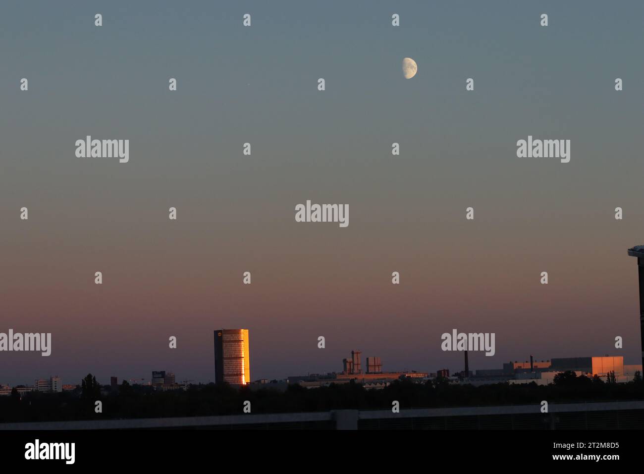 Strahlendes Gebäude beim Sonnenuntergang Stock Photo