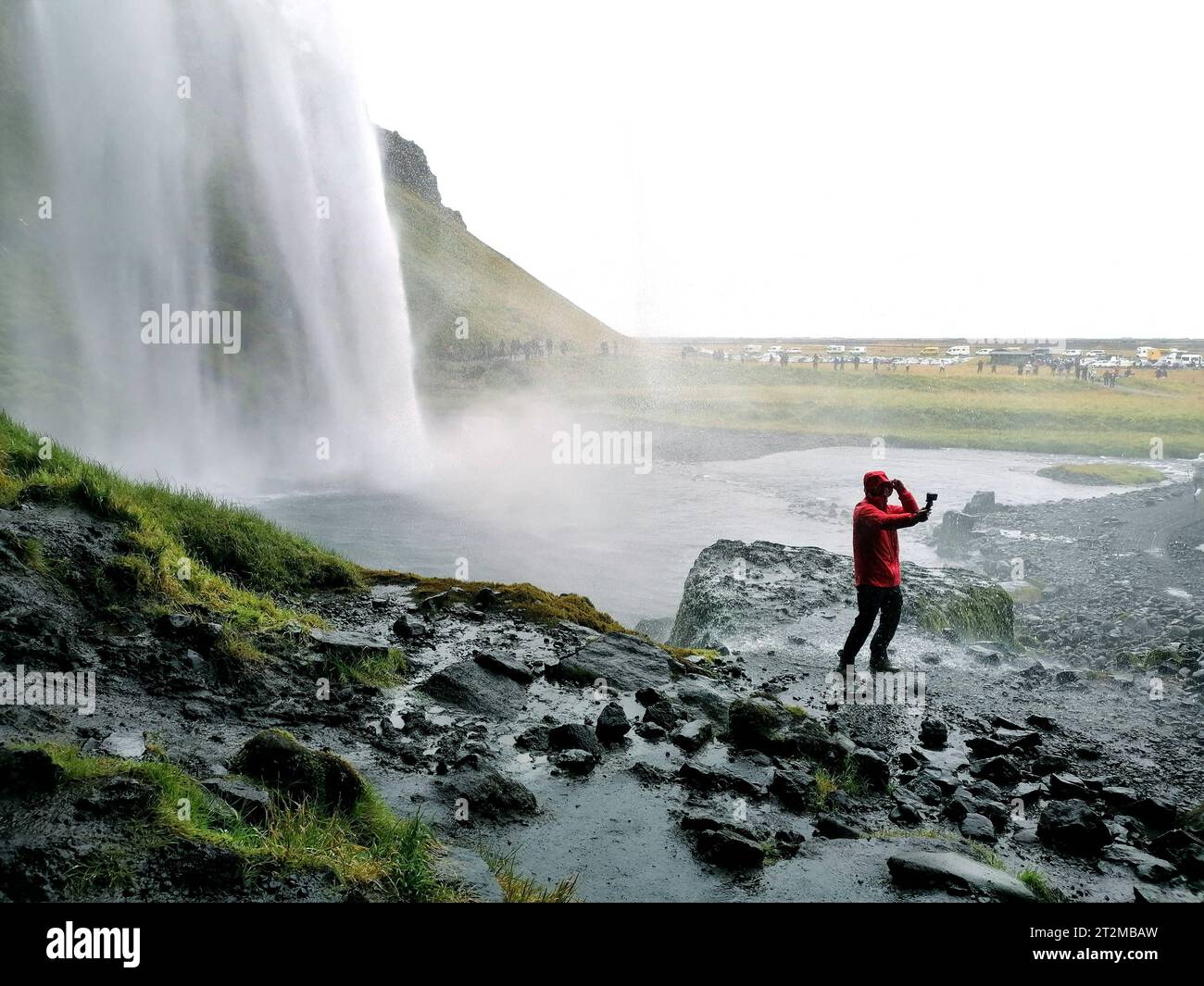 Island. Man kann hinter den Seljalandsfoss Wasserfall gehen. *** 30 08 2023, Iceland. 30th Aug, 2023. You can walk behind Seljalandsfoss waterfall Credit: Imago/Alamy Live News Stock Photo