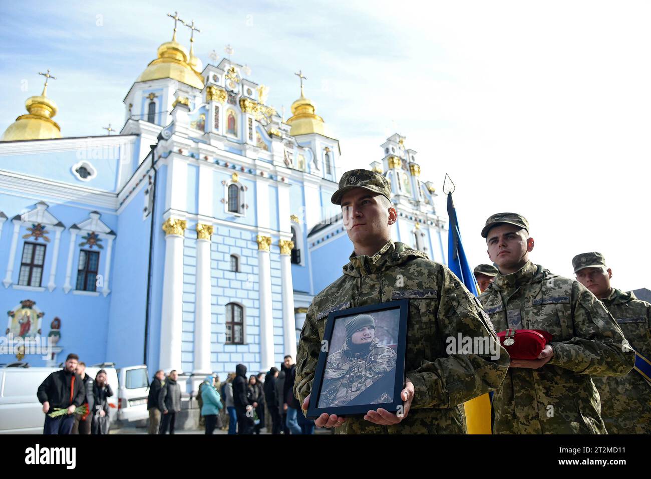 Non Exclusive: KYIV, UKRAINE - OCTOBER 19, 2023 - Servicemen carry the ...