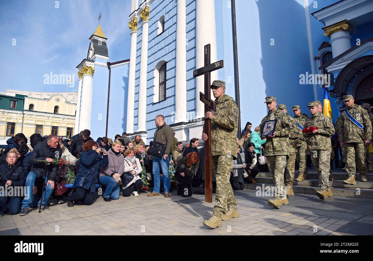 Non Exclusive: KYIV, UKRAINE - OCTOBER 19, 2023 - Servicemen carry the ...