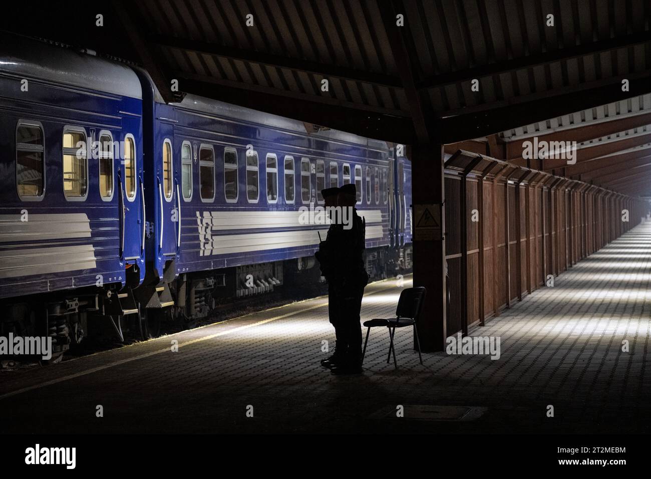 Przemysl, Poland. 19th Oct, 2023. Police officers stand in front of a train of Ukrsalisnytsya, the Ukrainian railroad company, in the area of the railroad station where the direct train to the Ukrainian capital Kiev departs. Credit: Sebastian Gollnow/dpa/Alamy Live News Stock Photo