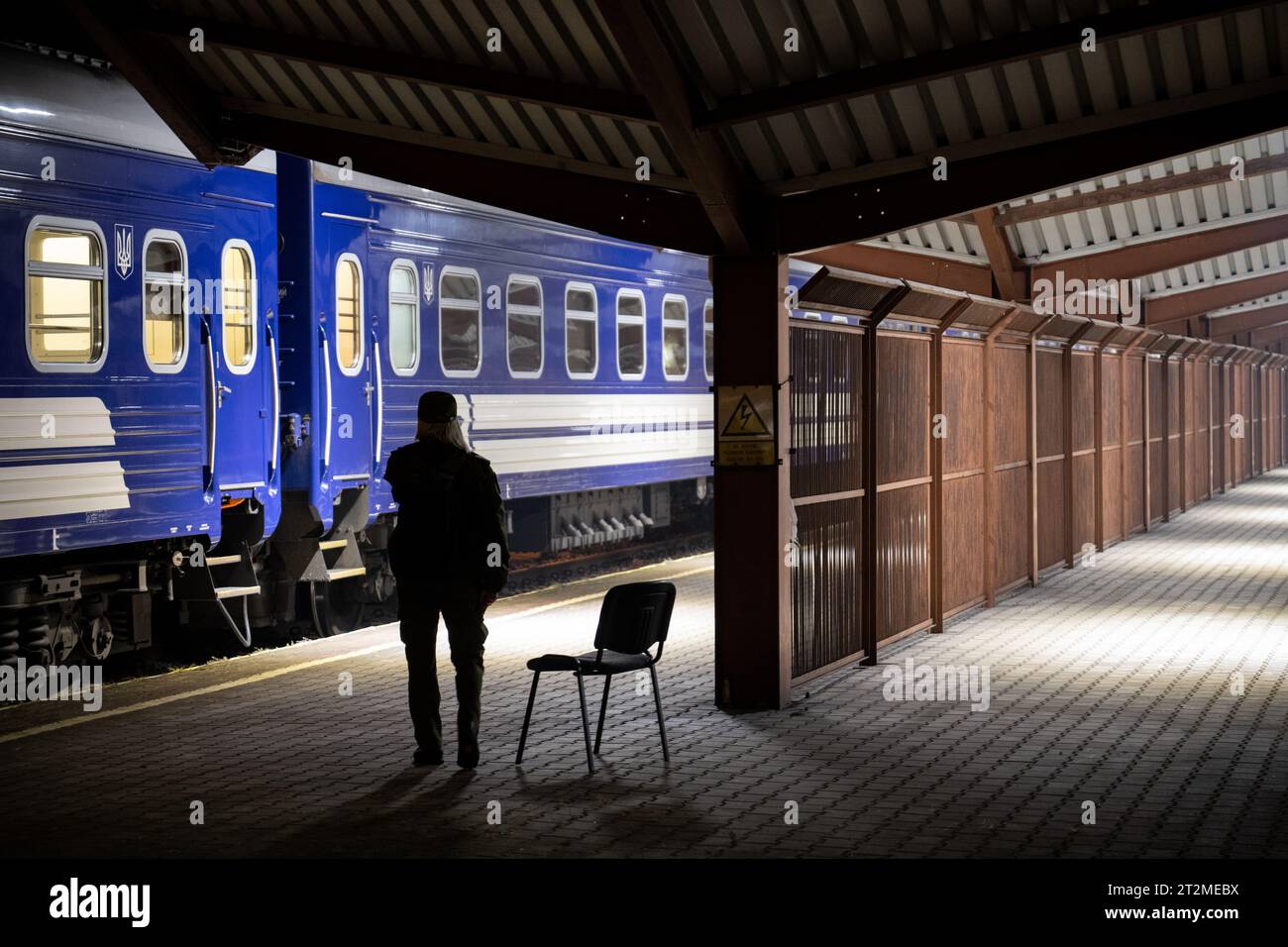 Przemysl, Poland. 19th Oct, 2023. A border guard stands in front of a train of Ukrsalisnytsya, the Ukrainian railroad company, in the area of the station where the direct train to the Ukrainian capital Kiev departs. Credit: Sebastian Gollnow/dpa/Alamy Live News Stock Photo