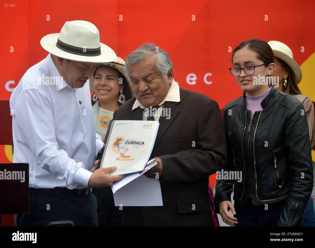 CUENCA-LANZAMIENTO AGENDA-FIESTAS DE CUENCA Cuenca, Ecuador 20 de octubre de 2023 En la Plazoleta de San Francisco en el centro historico de Cuenca se desarrollo el lanzamiento de la agenda conmemorativa La Fiesta es en Cuenca por el 203 de Aniversario de Independencia de la ciudad. El alcalde Cristian Zamora y autoridades de la ciudad estubieron en el evento el dia de hoy. foto Boris Romoleroux/API. ACE-CUENCA-LANZAMIENTOAGENDA-FIESTASDECUENCA-beb88f7c8946c1e8319747e175aa6b43 *** CUENCA LAUNCHING OF CUENCAS FESTIVAL AGENDA Cuenca Cuenca, Ecuador October 20, 2023 In the Plazoleta de San Franci Stock Photo