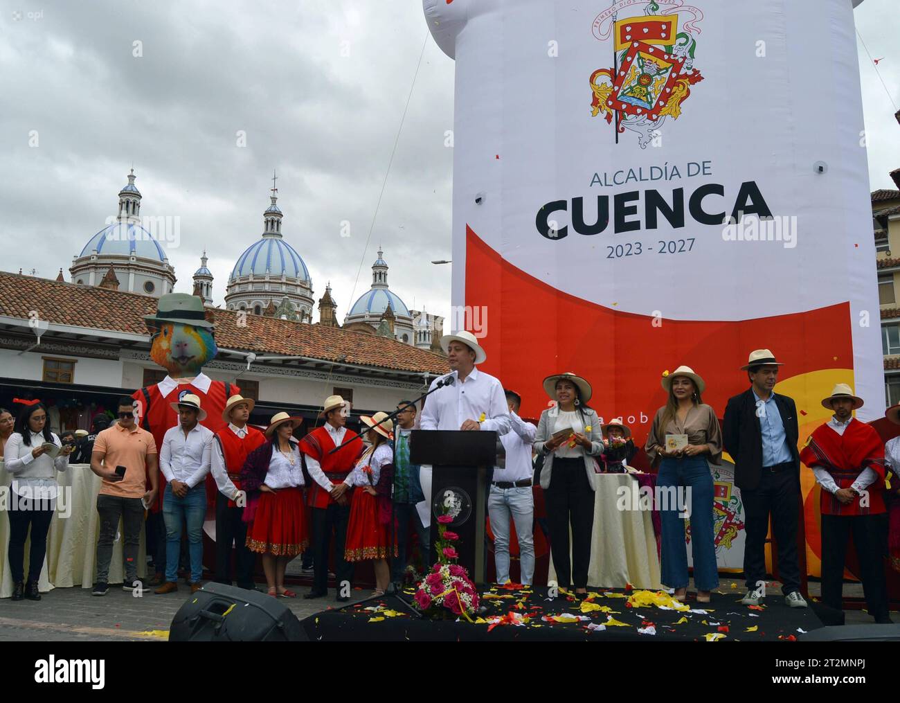 CUENCA-LANZAMIENTO AGENDA-FIESTAS DE CUENCA Cuenca, Ecuador 20 de octubre de 2023 En la Plazoleta de San Francisco en el centro historico de Cuenca se desarrollo el lanzamiento de la agenda conmemorativa La Fiesta es en Cuenca por el 203 de Aniversario de Independencia de la ciudad. El alcalde Cristian Zamora y autoridades de la ciudad estubieron en el evento el dia de hoy. foto Boris Romoleroux/API. ACE-CUENCA-LANZAMIENTOAGENDA-FIESTASDECUENCA-7118b64acd02b23f34ca8b7de4025c26 *** CUENCA LAUNCHING OF CUENCAS FESTIVAL AGENDA Cuenca Cuenca, Ecuador October 20, 2023 In the Plazoleta de San Franci Stock Photo