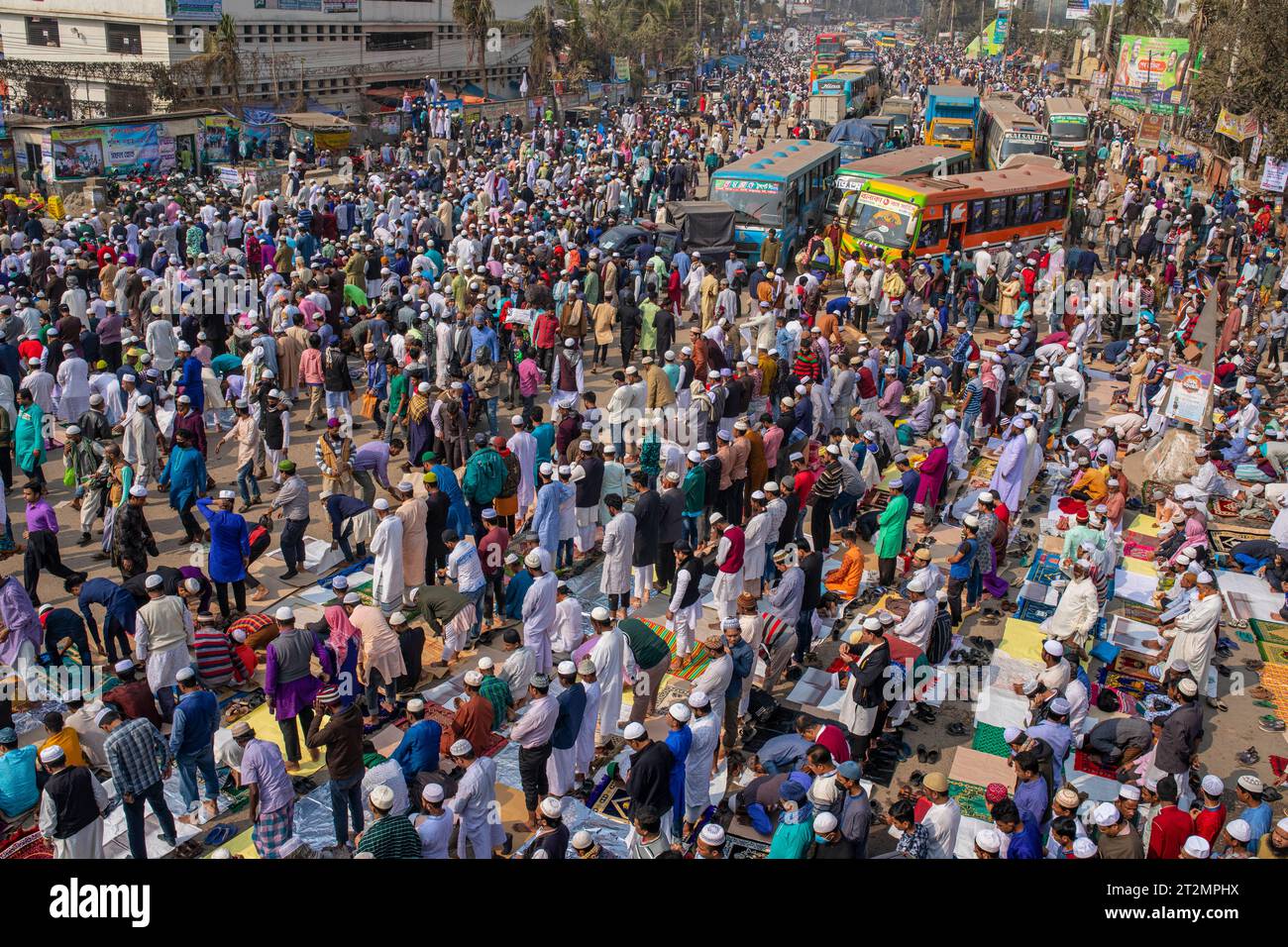 Crowd of people on the Dhaka-Mymensingh highway at the first day of Bishwa Ijtema, the second largest religious congregation of Muslims in the world a Stock Photo