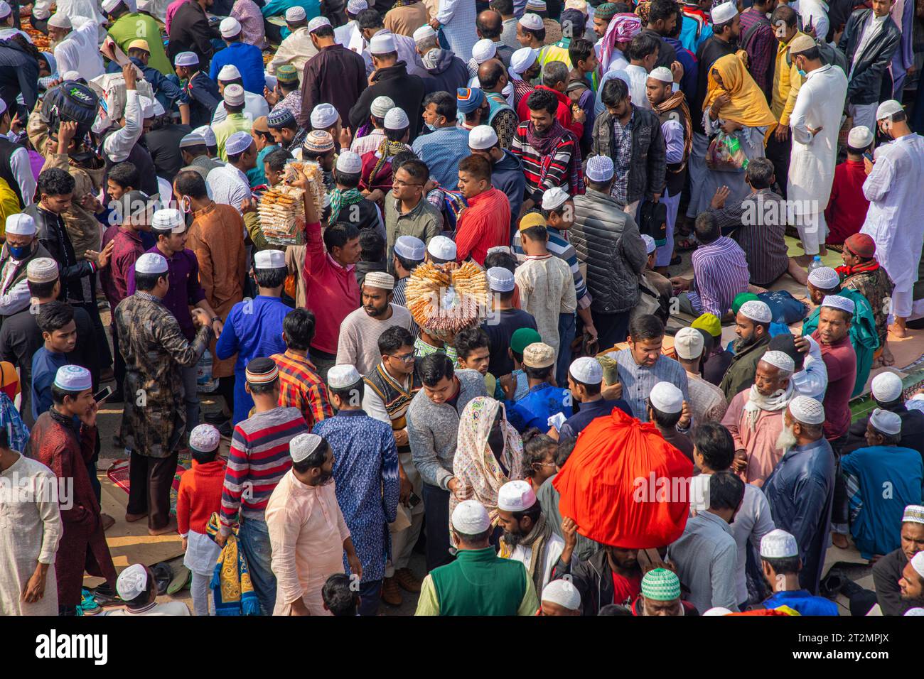 Crowd of people on the Dhaka-Mymensingh highway at the first day of Bishwa Ijtema, the second largest religious congregation of Muslims in the world a Stock Photo